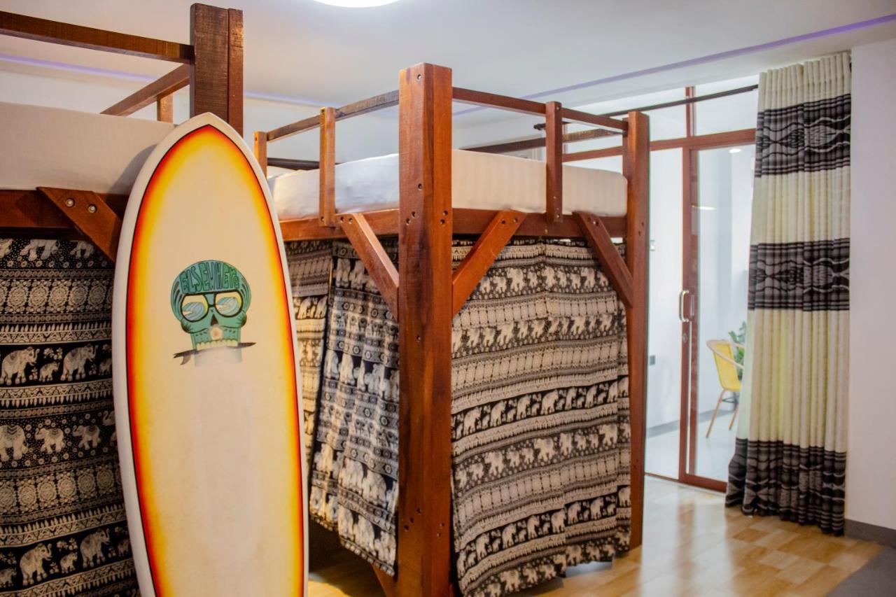 Surf & Party Weligama Hostel Buitenkant foto