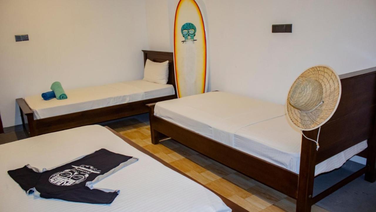 Surf & Party Weligama Hostel Buitenkant foto