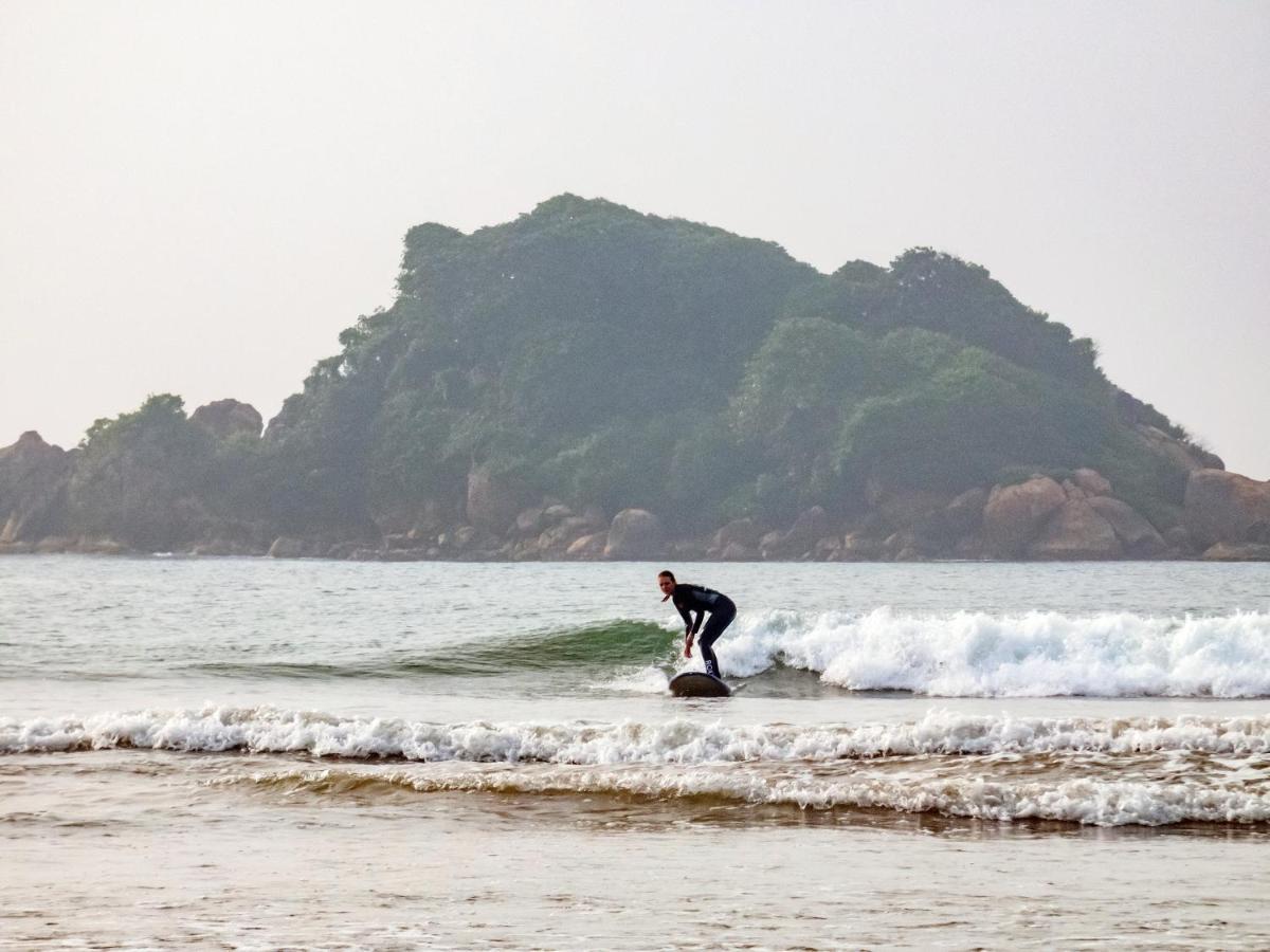 Surf & Party Weligama Hostel Buitenkant foto