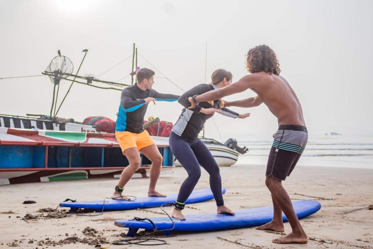 Surf & Party Weligama Hostel Buitenkant foto