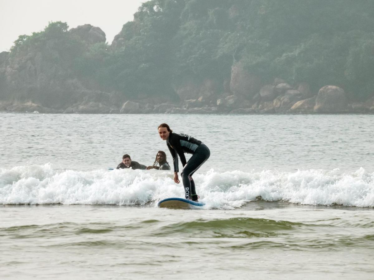 Surf & Party Weligama Hostel Buitenkant foto