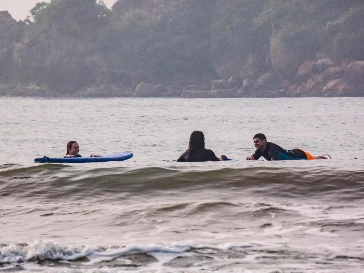 Surf & Party Weligama Hostel Buitenkant foto