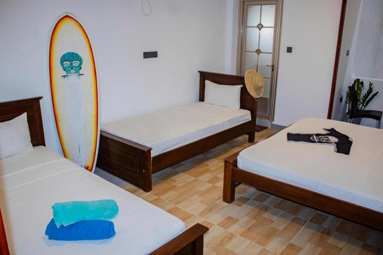 Surf & Party Weligama Hostel Buitenkant foto